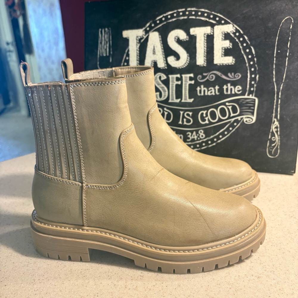 Time and Tru Tan/Beige Ankle Boots with Chunky Sole. Memory Foam Insole size 8.5